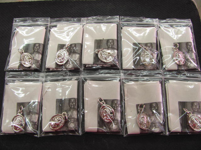 K1928 เม็ดแตงวัดช้างให้แท้ๆปี 2555 จัดชุด 10 องค์เคาะเดียวราคาเบาๆ