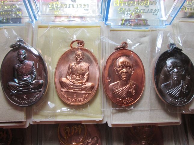 K1944 ชุดมีห่วง12เหรียญ หลวงพ่อคูณ รุ่น สร้างบารมี อายุยืน คูณสุคโต เนื้อทองแดงผิวไฟ ทองแดงรมดำ ทองแ
