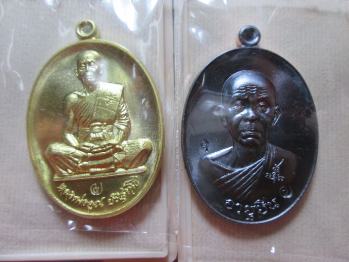 K1945 ราคาเบาๆๆ12เหรียญ หลวงพ่อคูณ รุ่น สร้างบารมี อายุยืน คูณสุคโต เนื้อทองเหลือง6องค์ ทองแดงรมดำ6อ