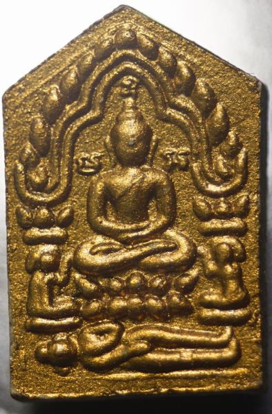 K2144พระขุนแผนผงพรายกุมารผสมว่านดอกไม้ทอง ฝังตะกรุดทองแดงเม็ดเดี่ยว รุ่นมนุญโญอุปถัมภ์พิมพ์เล็ก หมาย