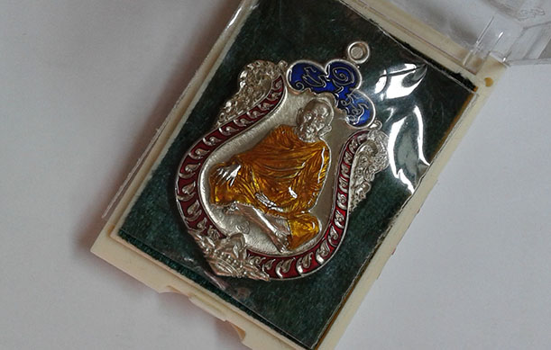 K2155เหรียญเสมามหาเศรษฐี ห่มคลุมรุ่นแรก อัลปาก้า ลงยา 3 สี เลข ๕๑๖...ลป.แสน วัดบ้านหนองจิก อำเภอขุนห