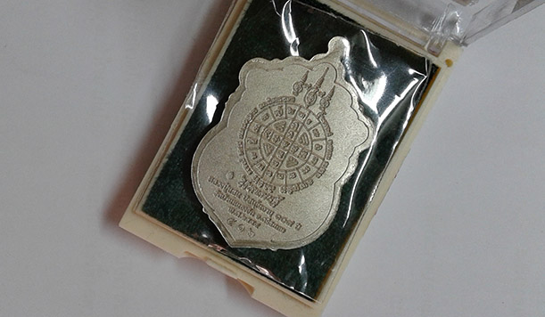 K2155เหรียญเสมามหาเศรษฐี ห่มคลุมรุ่นแรก อัลปาก้า ลงยา 3 สี เลข ๕๑๖...ลป.แสน วัดบ้านหนองจิก อำเภอขุนห