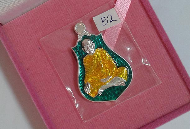 K2156เหรียญนํ้าเต้าดูดทรัพย์ มหาเศรษฐีเนื้อเงินลงยาจีวรเหลือง ขุดพื้นเขียว เลข ๕๒ ในชุดกรรมการใหญ่ 1