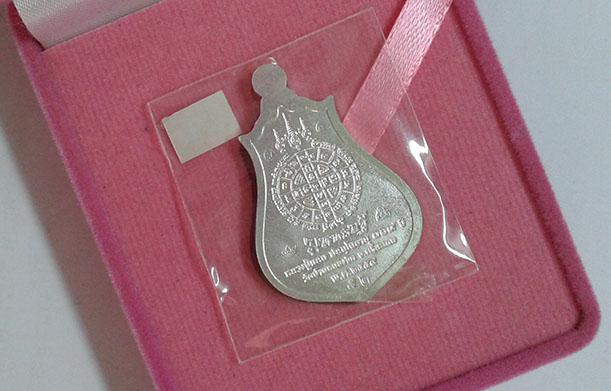 K2156เหรียญนํ้าเต้าดูดทรัพย์ มหาเศรษฐีเนื้อเงินลงยาจีวรเหลือง ขุดพื้นเขียว เลข ๕๒ ในชุดกรรมการใหญ่ 1