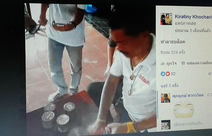 K2156เหรียญนํ้าเต้าดูดทรัพย์ มหาเศรษฐีเนื้อเงินลงยาจีวรเหลือง ขุดพื้นเขียว เลข ๕๒ ในชุดกรรมการใหญ่ 1