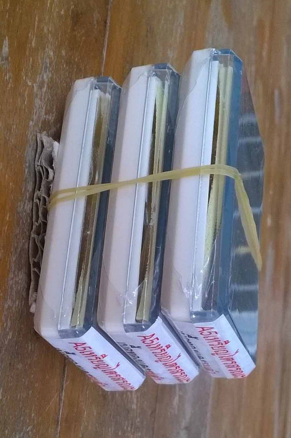 K2041 เคาะเดียว 3 องค์....เหรียญไตรสรณะ หลวงพ่อคูณ วัดบ้านไร่ เนื้อทองแดงรมดำ ครึ่งองค์  ยังไม่แกะกล