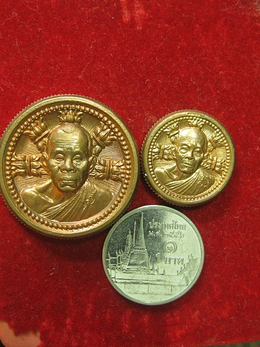 เหรียญหลวงพ่อคูณหลังธรรมจักร เหรียญสร้างศาลาการเปรียญ ขอบสตางค์ เนื้อทองแดง 2 เหรียญ