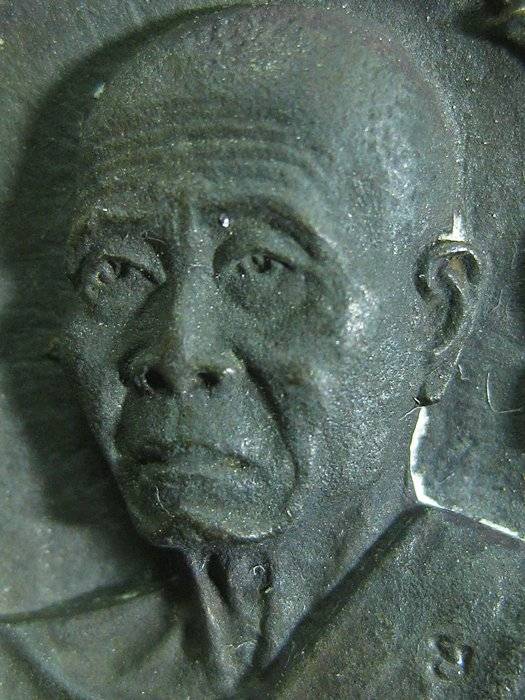 เหรียญหล่อหยดน้ำหลวงพ่อคูณ รุ่นลายเซนต์ ปี ๒๕๓๖ เนื้อนวะ ตอกโค้ด ๑๙๑๗ มาพร้อมกล่องเดิม 