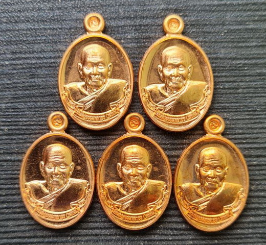 เม็ดแตงรุ่นแรก ๒๕๕๔..ทองแดง ๕ เหรียญ กล่องเดิม..พ่อท่านพรหม วัดพลานุภาพ จ.ปัตตานี / จัดส่ง ems