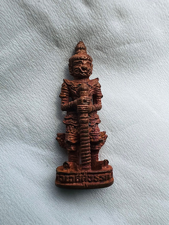 รูปหล่อลอยองค์ท้าวเวสสุวรรณ รุ่นเจริญสุข พิมพ์เข่าตรง หลวงพ่ออิฐ วัดจุฬามณี เนื้อทองแดงโบราณ