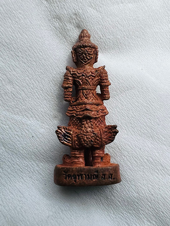 รูปหล่อลอยองค์ท้าวเวสสุวรรณ รุ่นเจริญสุข พิมพ์เข่าตรง หลวงพ่ออิฐ วัดจุฬามณี เนื้อทองแดงโบราณ