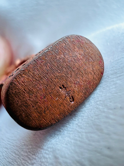 รูปหล่อลอยองค์ท้าวเวสสุวรรณ รุ่นเจริญสุข พิมพ์เข่าตรง หลวงพ่ออิฐ วัดจุฬามณี เนื้อทองแดงโบราณ