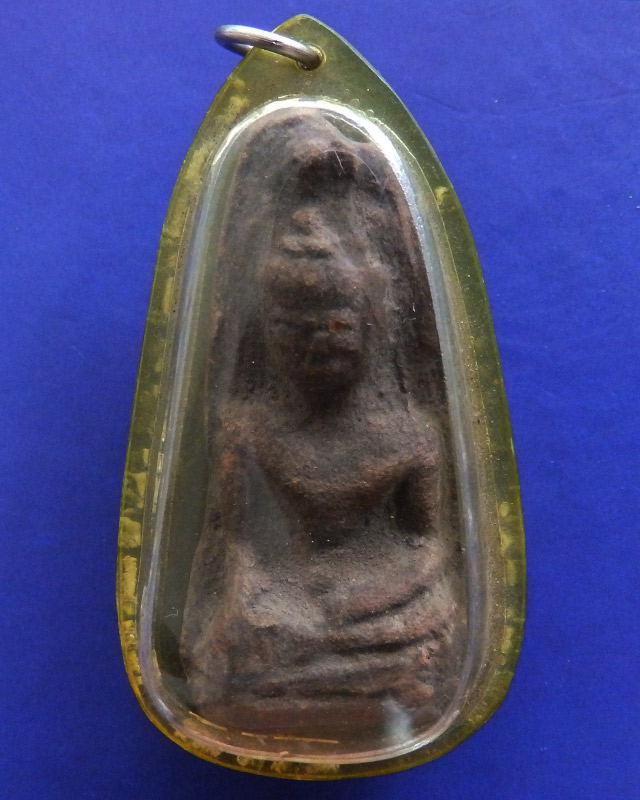 พระเนื้อดินเก่า สูง 4.8 ซ.ม. เลี่ยมพลาสติกเก่าจนออกเหลืองแล้ว พระบ้านเก่าเก็บหลายสิบปี ไม่ทราบที่