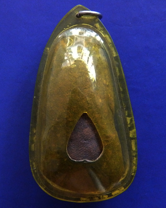 พระเนื้อดินเก่า สูง 4.8 ซ.ม. เลี่ยมพลาสติกเก่าจนออกเหลืองแล้ว พระบ้านเก่าเก็บหลายสิบปี ไม่ทราบที่