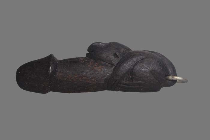 คุณปลัดขี่ลิง อุดกริ่ง เนื้อไม้พญางิ้วดำ หลวงพ่อแล วัดพระทรง จังหวัดเพชรบุรี ปี พ.ศ.2536 ขนาด 5 CM. 