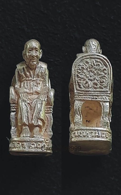 รูปหล่อนั่งสบาย หลวงปู่บุดดา วัดกลางชูสีเจริญสุขครับ เนื้อเงิน รุ่นเสาร์ ๕ มหามงคลทอง ๑๐๐ ปี ครับ