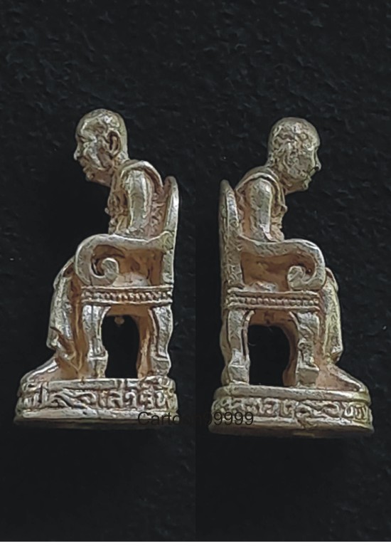 รูปหล่อนั่งสบาย หลวงปู่บุดดา วัดกลางชูสีเจริญสุขครับ เนื้อเงิน รุ่นเสาร์ ๕ มหามงคลทอง ๑๐๐ ปี ครับ