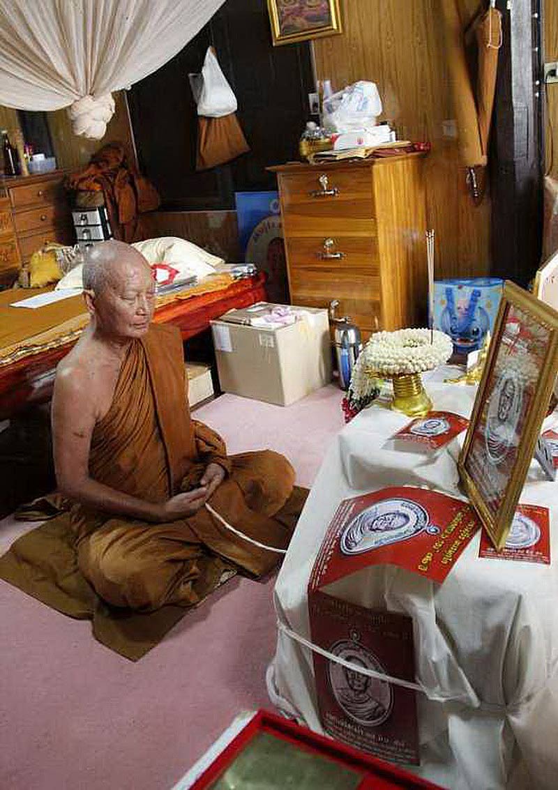 เหรียญหลวงปู่จื่อ วัดเขาตาเงาะอุดมพร จ.ชัยภูมิ แซยิด 6 รอบ ปี58 เนื้อทองแดงมันปู ตอกโค๊ดแจก