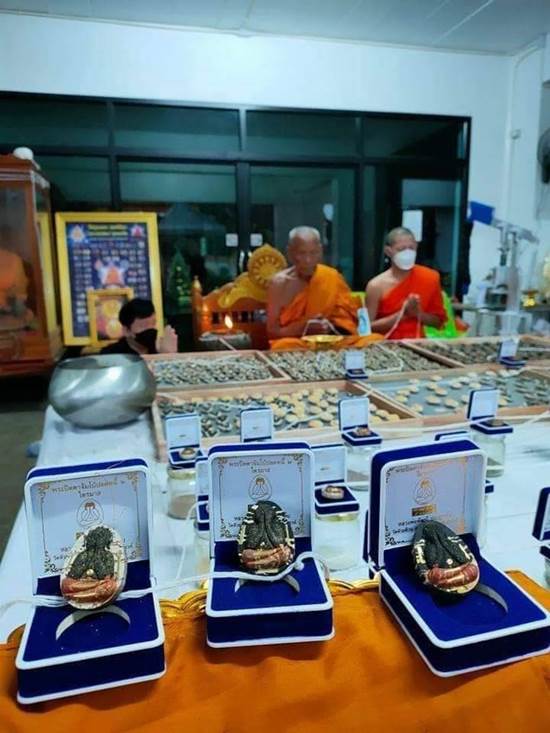 หลวงพ่อพัฒน์ ปุญฺญกาโม วัดห้วยด้วน จ.นครสวรรค์ รุ่น พระปิดตาจำโบ้ ปลดหนี้ 2 ไตรมาส แพคคู่ 