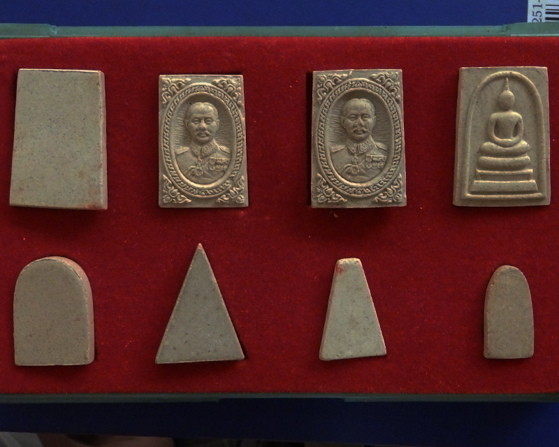 กล่องชุดพระเนื้อผง ที่ระลึกทอดผ้าป่าสร้างห้องสมุดประชาชน วัดมหาสอน จ.ลพบุรี ปลุกเสกโดยลพ.มี คูณ รวย 