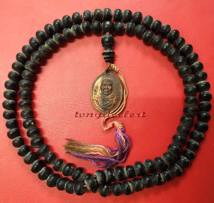 ประคำผงว่านเกสร108 รุ่นแรก หลวงพ่ออุตตมะ วัดวังก์วิเวการาม จ.กาญจนบุรี มีเหรียญห้อยปลายประคำด้วยค่ะ