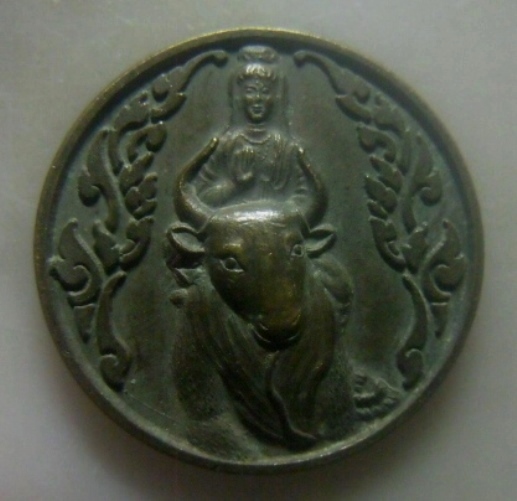 **เบาๆ**เหรียญพระโพธิสัตว์เจ้าแม่กวนอิม รุ่นอยู่เย็นเป็นสุข  หลังยันต์แปดเหลี่ยม (หยินหยาง)**สวยๆ
