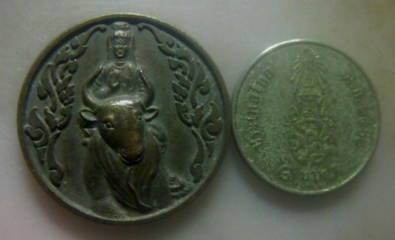 **เบาๆ**เหรียญพระโพธิสัตว์เจ้าแม่กวนอิม รุ่นอยู่เย็นเป็นสุข  หลังยันต์แปดเหลี่ยม (หยินหยาง)**สวยๆ