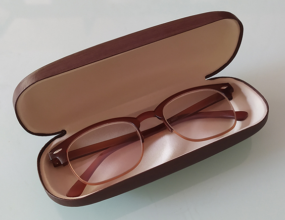 แว่นสายตายาว TR90 ทรงClub Master ของใหม่ เฟรมน้ำตาล สวยดูดี มาพร้อมกล่องแว่น Hard Case สวยหรู