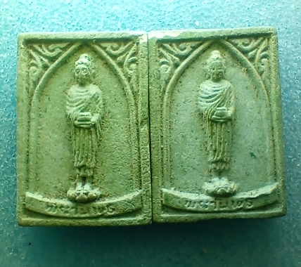 พระประจำวันพุธเนื้อผงพ่อท่านเขียน วัดกระทิง จ.จันทบุรี 2องค์เคาะเดียวครับ