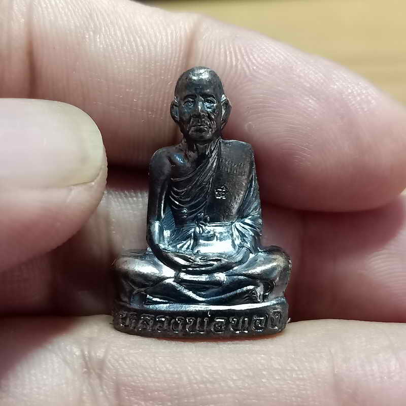 รูปเหมือนปั้ม 65 รุ่นแรก หลวงพ่อทอง ออกวัดบ้านไร่ จ.นครราชสีมา ปี 2565 เนื้อทองแดงรมดำผิวปรอท แว็บ