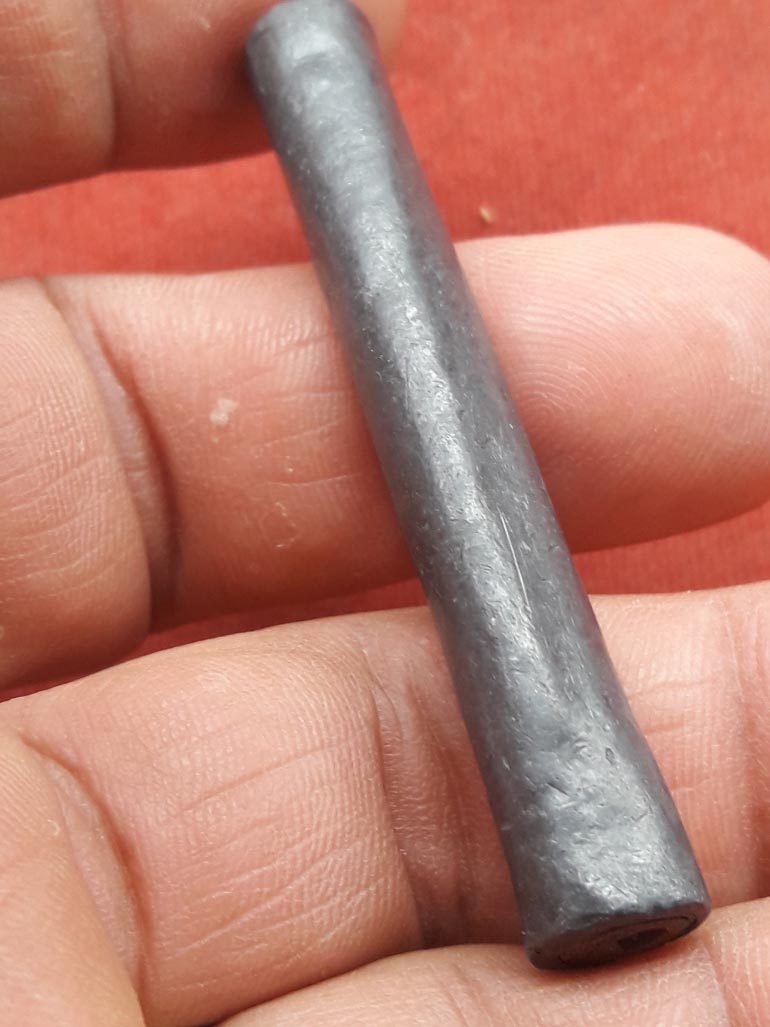 ตะกรุด ตะกั่วทุบ สอดใส้ แผ่นเงิน และแผ่นทองแดง ขนาด 2.5 นิ้ว ไม่รู้ที่ ใครรู้กินตับไป