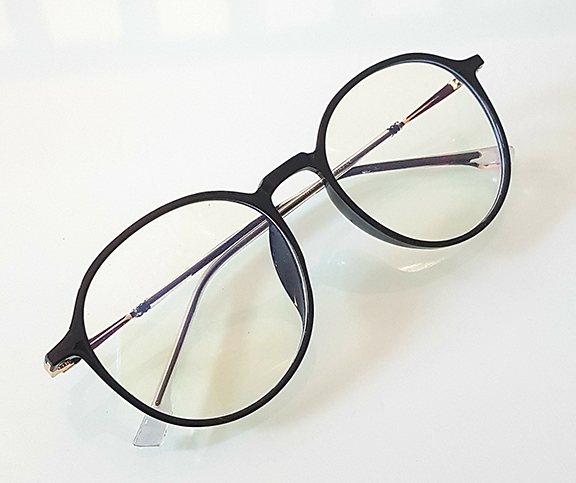 แว่นตากรองแสงฟ้า THUNDER แท้ ของใหม่ ดีไซน์สวย ราคาที่ญี่ปุ่น 9,800 เยน ก็ประมาณ 2,400 บาทไทย