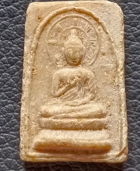 พระประทานพร หลวงพ่อหอม วัดชากหมาก ระยอง เนื้อผงน้ำมัน พิมพ์หลังช้าง จ.ระยอง เคาะเดียว