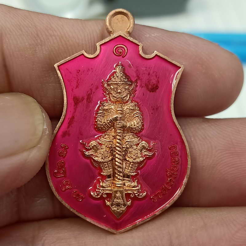 เหรียญท้าวเวสสุวรรณ รุ่นแรก รวยเหนือดวง หลวงพ่อรวย วัดมาบตาพุด จ.ระยอง ปี 2565 เนื้อทองแดง ลงยาชมพู 