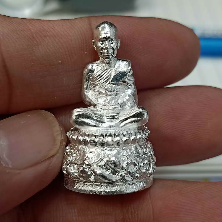 รูปหล่อฐานปูปลา รุ่นบารมี 88 หลวงพ่อรวย วัดมาบตาพุด จ.ระยอง องค์ชุบเงินกรีดเงา ตะกรุด 1 ดอก