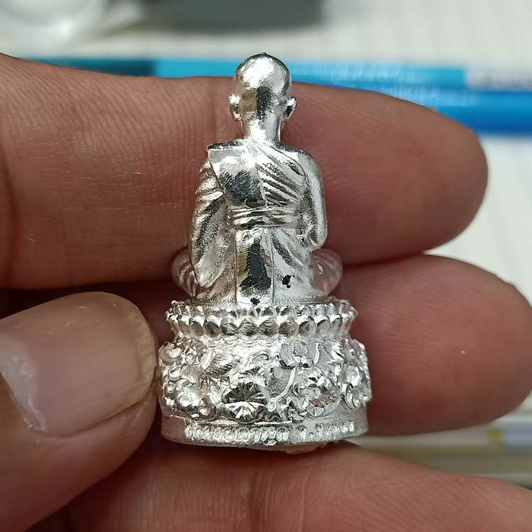 รูปหล่อฐานปูปลา รุ่นบารมี 88 หลวงพ่อรวย วัดมาบตาพุด จ.ระยอง องค์ชุบเงินกรีดเงา ตะกรุด 1 ดอก