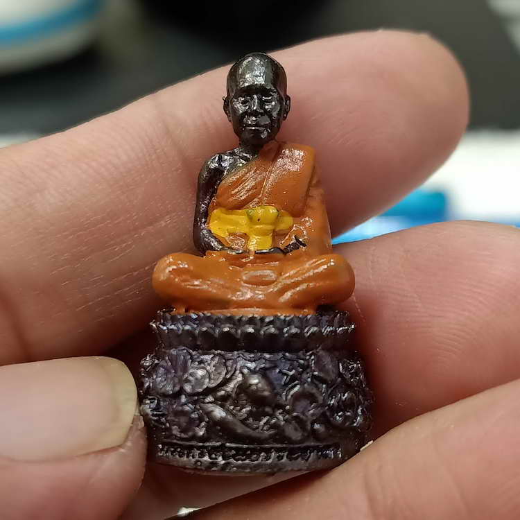 รูปหล่อฐานปูปลา รุ่นบารมี 88 หลวงพ่อรวย วัดมาบตาพุด จ.ระยอง องค์รมดำ เพ้นท์สี จีวร ตะกรุด 1 ดอก