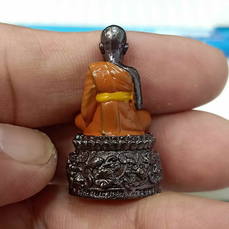 รูปหล่อฐานปูปลา รุ่นบารมี 88 หลวงพ่อรวย วัดมาบตาพุด จ.ระยอง องค์รมดำ เพ้นท์สี จีวร ตะกรุด 1 ดอก