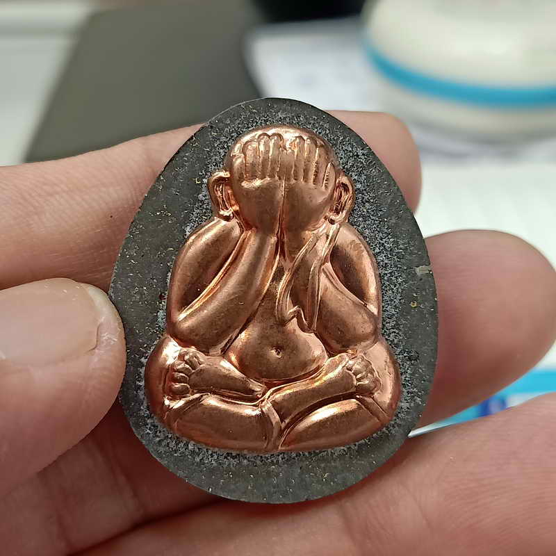 พระผงปิดตา รุ่นรวยปลดหนี้ 100 ปี หลวงพ่อพัฒน์ วัดห้วยด้วน จ.นครสวรรค์ เนื้อผง หน้ากากทองแดง