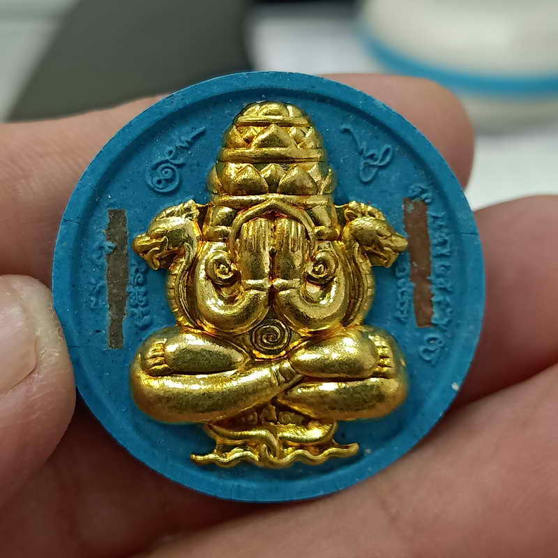 พระผงพังพระกาฬ รวยเหนือดวง หลวงปู่อิ่ม วัดทุ่งนาใหม่ จ.นครศรีธรรมราช ปี 2566 เนื้อสีฟ้า หมายเลข 169 