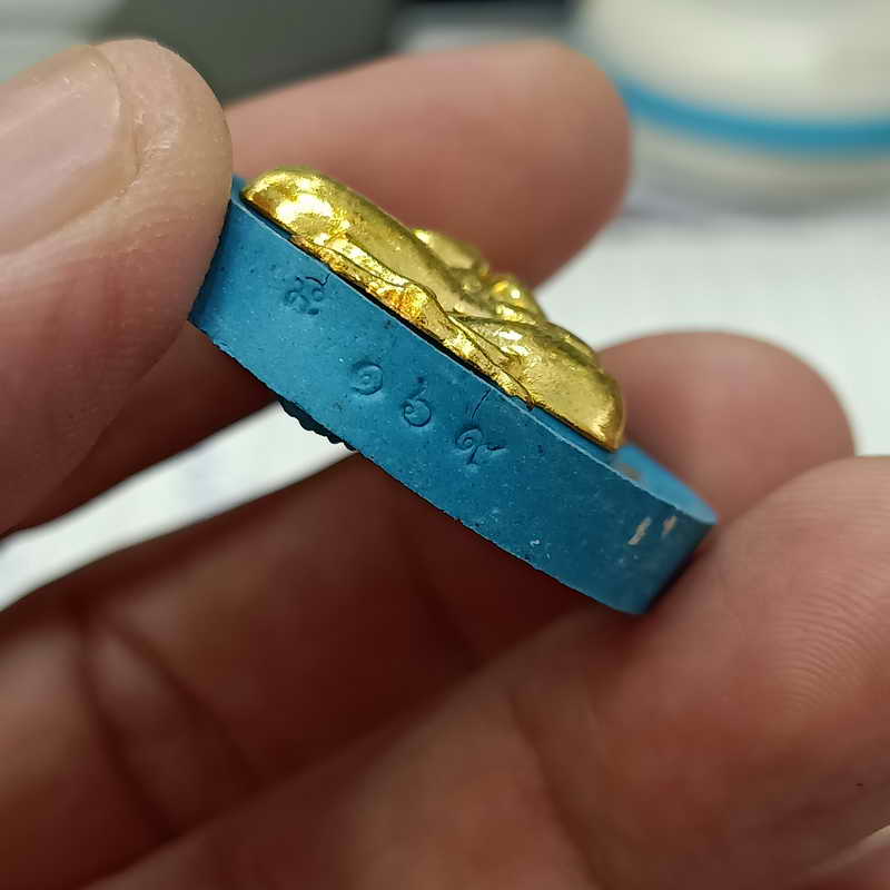 พระผงพังพระกาฬ รวยเหนือดวง หลวงปู่อิ่ม วัดทุ่งนาใหม่ จ.นครศรีธรรมราช ปี 2566 เนื้อสีฟ้า หมายเลข 169 