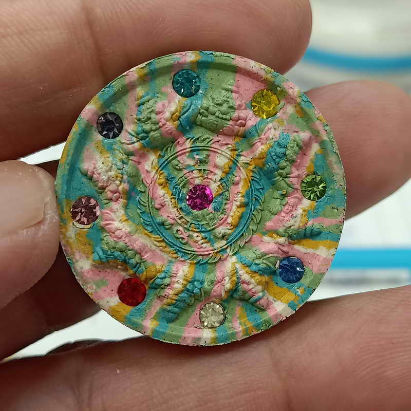 พระผงพังพระกาฬ รวยเหนือดวง หลวงปู่อิ่ม วัดทุ่งนาใหม่ จ.นครศรีธรรมราช ปี 2566 เนื้อก้นครก หลังฝังพลอย