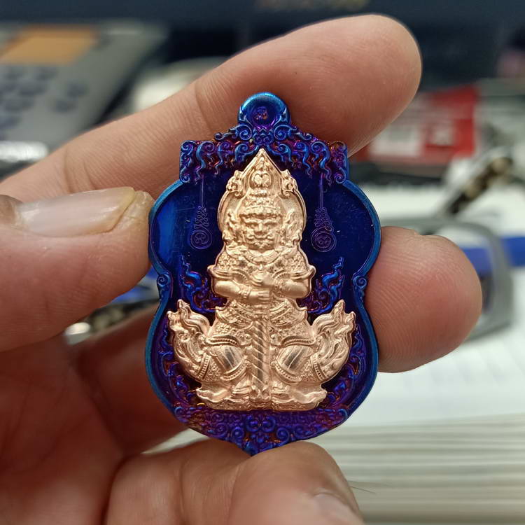 เหรียญท้าวเวสสุวรรณหลังปู่ภุชงค์นาคราช รุ่นบันดาลทรัพย์ วัดเชิงเลน อ.ปากเกร็ด จ. นนทบุรี เนื้อบลูโรฯ