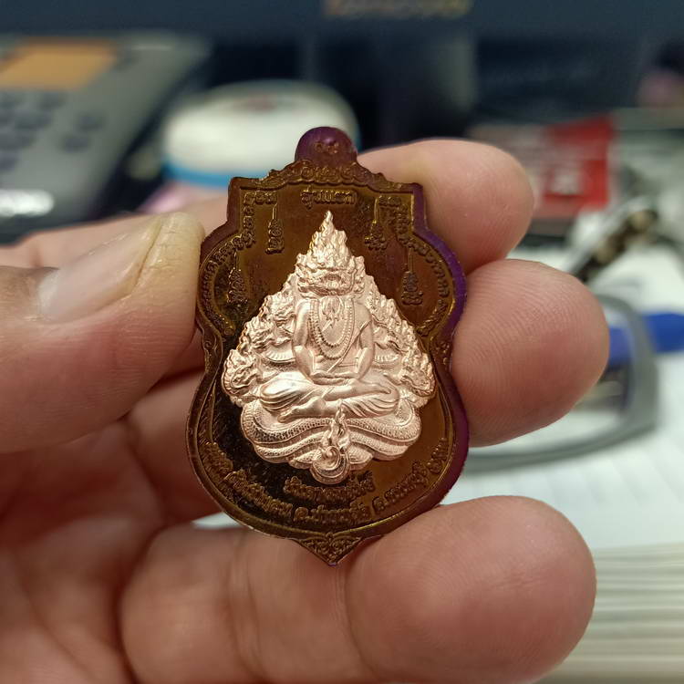 เหรียญท้าวเวสสุวรรณหลังปู่ภุชงค์นาคราช รุ่นบันดาลทรัพย์ วัดเชิงเลน อ.ปากเกร็ด จ. นนทบุรี เนื้อบลูโรฯ
