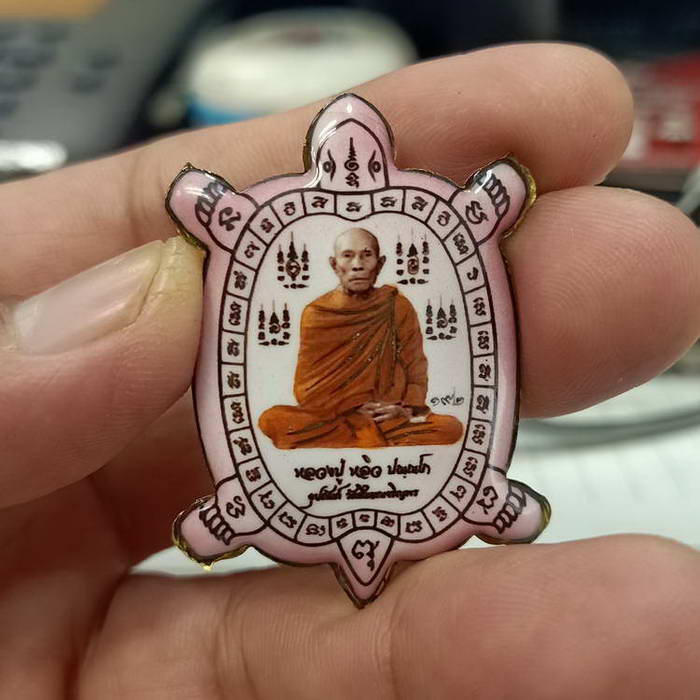 ล็อกเก็ตเต่า รวยไม่หยุด รุ่นเหลือกิน เหลือใช้ หลวงปู่หลิว ออกวัดสี่แยกเจริญพร ปี 2561 ฉากชมพู