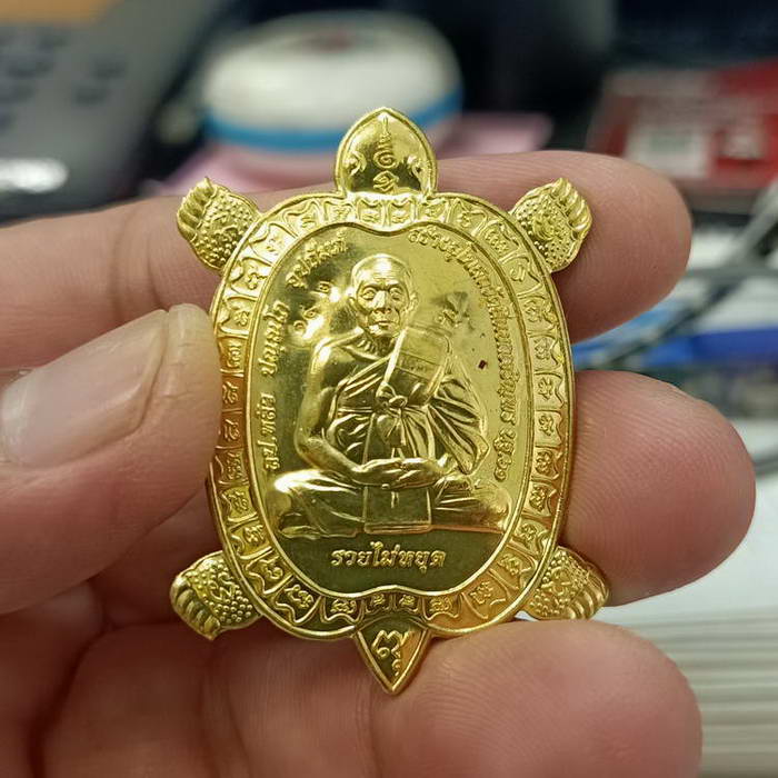 ล็อกเก็ตเต่า รวยไม่หยุด รุ่นเหลือกิน เหลือใช้ หลวงปู่หลิว ออกวัดสี่แยกเจริญพร ปี 2561 ฉากชมพู