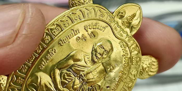 ล็อกเก็ตเต่า รวยไม่หยุด รุ่นเหลือกิน เหลือใช้ หลวงปู่หลิว ออกวัดสี่แยกเจริญพร ปี 2561 ฉากชมพู