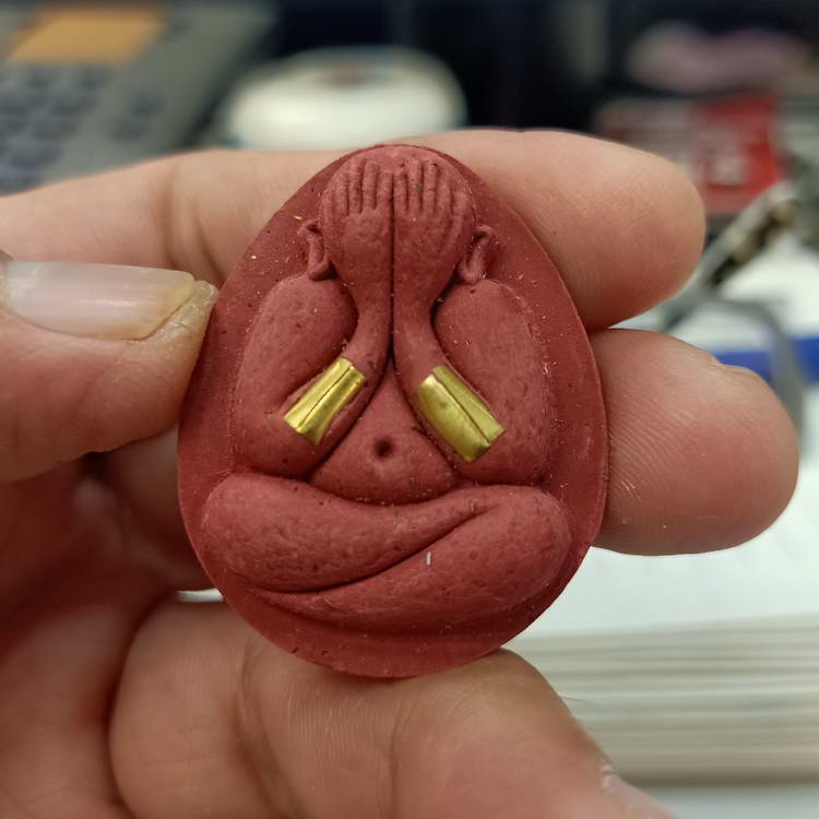 พระปิดตาจั้มโบ้ ปลดหนี้ 168 หลวงปู่หมุน วัดบ้านจาน จ.ศรีสะเกษ ปี 2566 เนื้อแดงแรงฤทธิ์ ตะกรุดแขน 