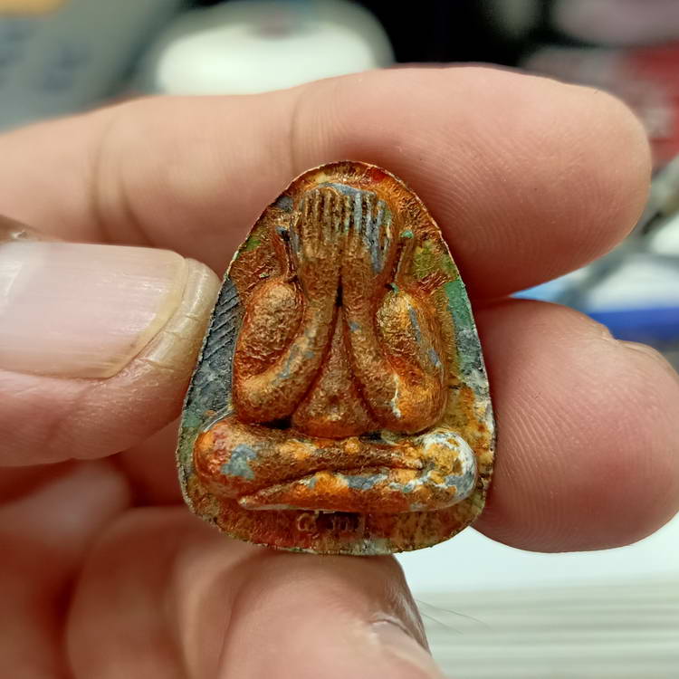 พระผงปิดตา ที่ระลึกฉลองอายุครบ 8 รอบ หลวงปู่นิ่ม วัดพุทธมงคล จ.สุพรรณบุรี ปี 2566 เนื้อเขียวลายพราง 