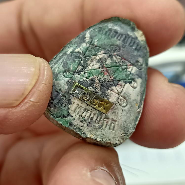 พระผงปิดตา ที่ระลึกฉลองอายุครบ 8 รอบ หลวงปู่นิ่ม วัดพุทธมงคล จ.สุพรรณบุรี ปี 2566 เนื้อเขียวลายพราง 